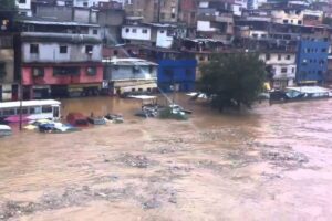 El Río Guaire se desborda en El Llanito tras tormentas en Caracas este 5Oct