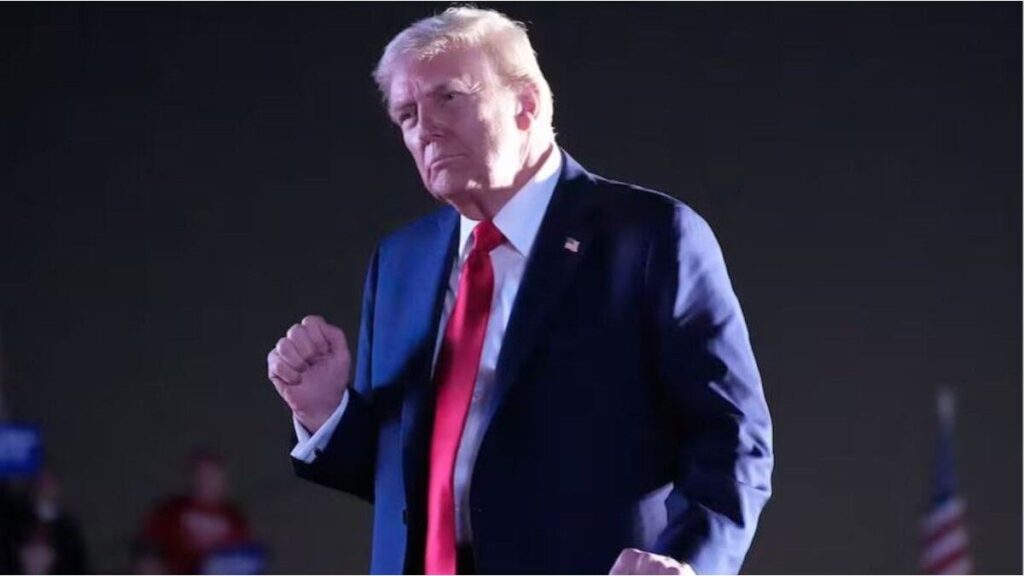 El acto de Donald Trump que se volvió un show de música, baile e incomodidad