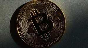 El bitcoin cae un 5% en la semana y lucha por no perder los 60.000 dólares por el rechazo al riesgo