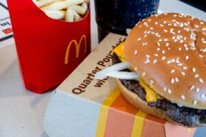 El brote de E. coli en McDonald's de EE.UU. se vincula a las cebollas frescas - AlbertoNews