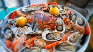 El buffet con marisco ilimitado que se ubica en un barrio pesquero a un paso de Barcelona