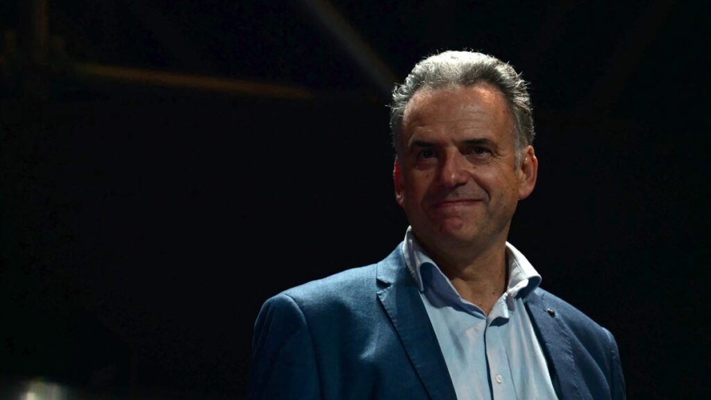 El favorito en las elecciones uruguayas, Yamandú Orsi, promete una "izquierda moderna"