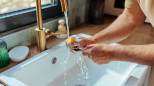 El método infalible para devolver el brillo a tus cubiertos de acero inoxidable en casa