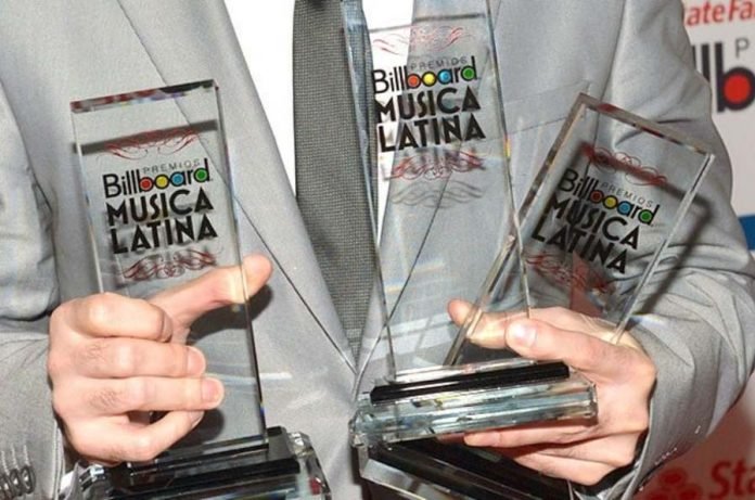 El negro y los diseños clásicos intervenidos dominaron la alfombra de los Latin Billboards - AlbertoNews