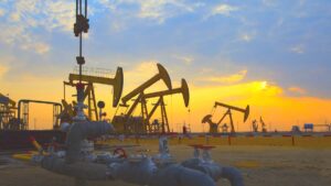 El petróleo se dispara y rompe los 77 dólares tras admitir Biden la posibilidad de que Israel ataque al crudo iraní