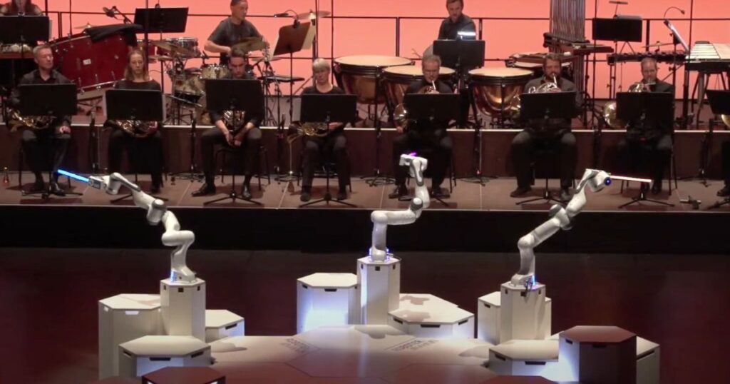 El surrealista vídeo de un robot de tres brazos dirigiendo una orquesta sinfónica en Alemania