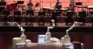 El surrealista vídeo de un robot de tres brazos dirigiendo una orquesta sinfónica en Alemania
