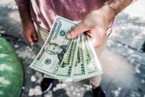 “El venezolano siente que debe guardar sus ahorros en divisas”