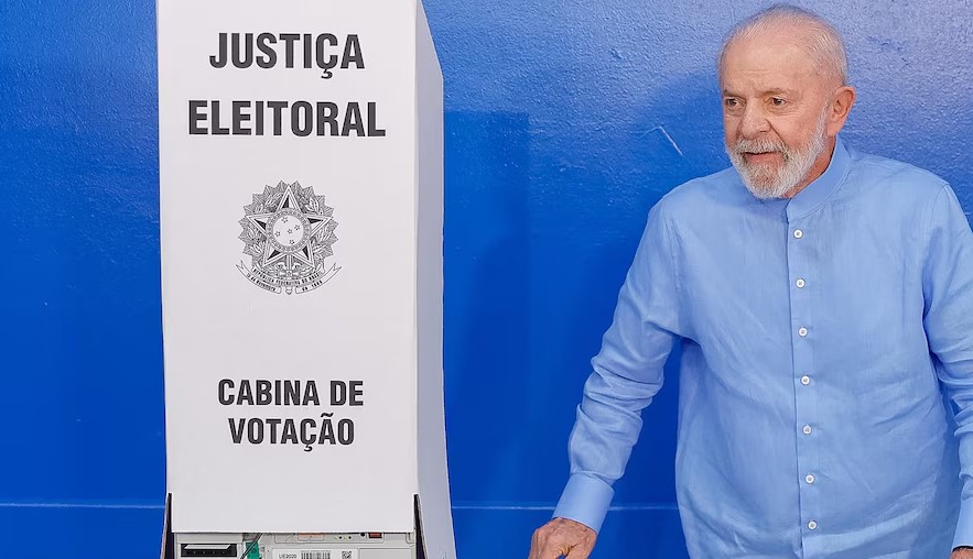 Elecciones municipales en Brasil: tras emitir su voto, Lula da Silva llamó a combatir la desinformación - AlbertoNews
