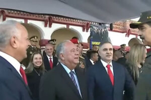 Elvis Amoroso desmiente rumores con acto de presencia