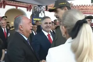 Elvis Amoroso reaparece en acto militar tras 71 días lejos del escrutinio público