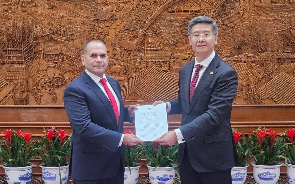 Embajador Ceballos entregó sus copias de estilo en China