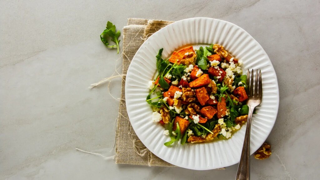 Ensalada de boniato, una receta perfecta para incluir este alimento en tu menú semanal