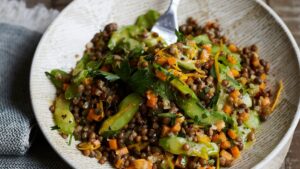 Ensaladas templadas con legumbres: nutritivas, sabrosas y reconfortantes