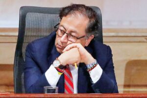 Estamos tratando de juntar un esfuerzo para darle una salida a Venezuela: Petro