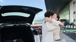 Este aeropuerto prohíbe los abrazos de despedida que duren más de 3 minutos - AlbertoNews