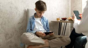 Este es el momento del día en el que los hijos nunca deben coger el móvil, según Bill Gates, (y lo hacen mucho)
