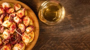 Este es el vino blanco de Galicia que mejor marida con el pulpo