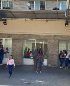 Exigen mayor información sobre la salud de sus familiares en el Seguro