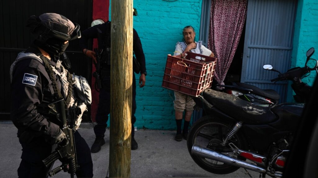 Explosión de carro-bomba en México hiere a tres policías