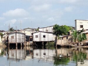 Falta de viviendas incrementa asentamientos precarios en América Latina
