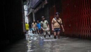 Fuertes lluvias paralizan la vida en la capital de Bangladés
