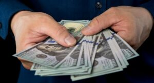 Ganancia si invierte 100 dólares mensuales en un fondo con 10 % de rentabilidad