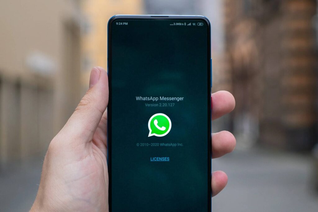 Gemini se actualiza y ya permite enviar mensajes de WhatsApp