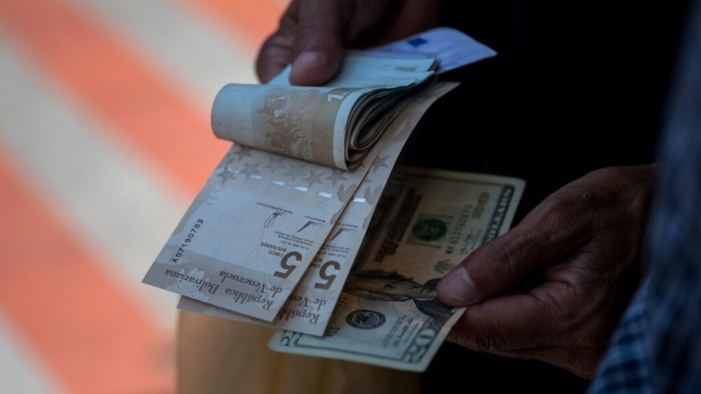 Gobierno aplica "medidas coyunturales" ante encarecimiento del dólar en mercado paralelo
