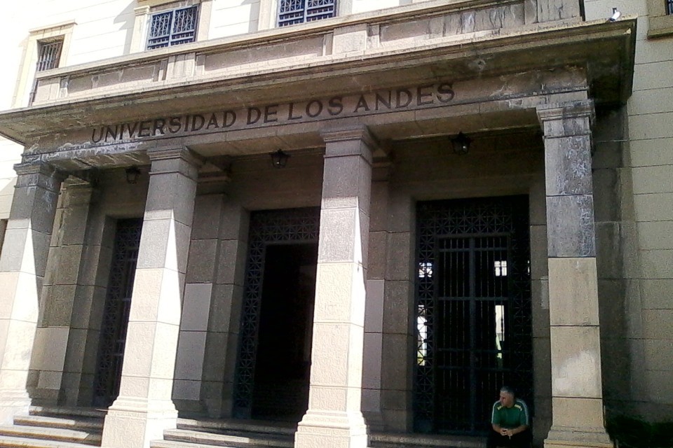 Gobierno debe 16.000 dólares a cada empleado de la ULA, según dirigente sindical