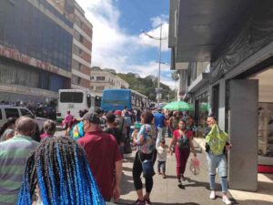 Guaireños exigen a transportistas de la Caracas - La Guaira llegar hasta Capitolio