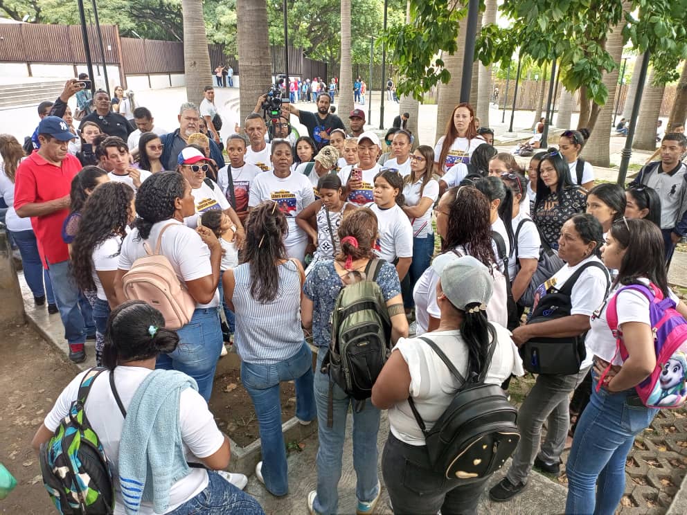 «Ha intentado suicidarse tres veces porque no le dan agua»: Estos son algunos testimonios de familiares detenidos por protestas poselectorales (+Fotos y videos)