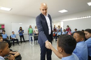 Héctor Rodríguez pide incorporar al sistema educativo a los que regresan al país