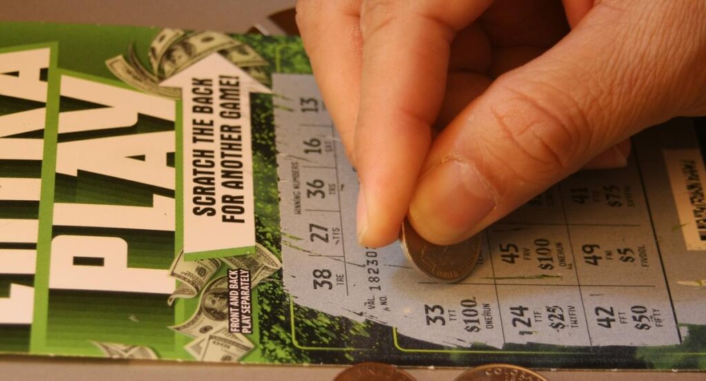 Hombre se encontró un billete y se ganó la lotería de 1 millón de dólares