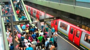Hombre se lanza a los rieles del metro de Caracas