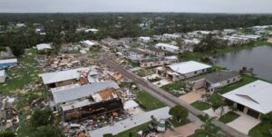 Huracán Milton deja una docena de muertos y destrucción aunque bajó de nivel