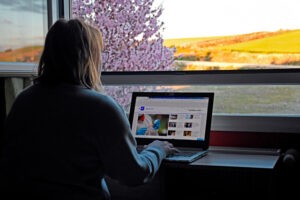 Internet y el móvil son ya tecnologías esenciales para los ciudadanos de todas las edades - AlbertoNews