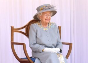 Isabel II padecía cáncer de huesos y sabía que iba a morir, según Boris Johnson