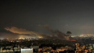 Israel amplía sus bombardeos contra Líbano mientras miles de personas huyen