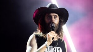 Jared Leto invita a un músico callejero a tocar con él en su concierto (Video) - AlbertoNews