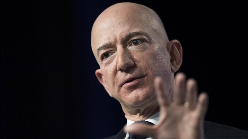 Jeff Bezos defendió la decisión de no apoyar a Kamala Harris en las páginas de The Washington Post
