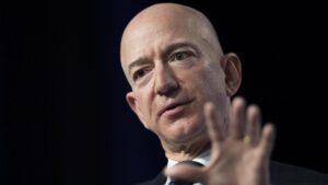 Jeff Bezos defendió la decisión de no apoyar a Kamala Harris en las páginas de The Washington Post