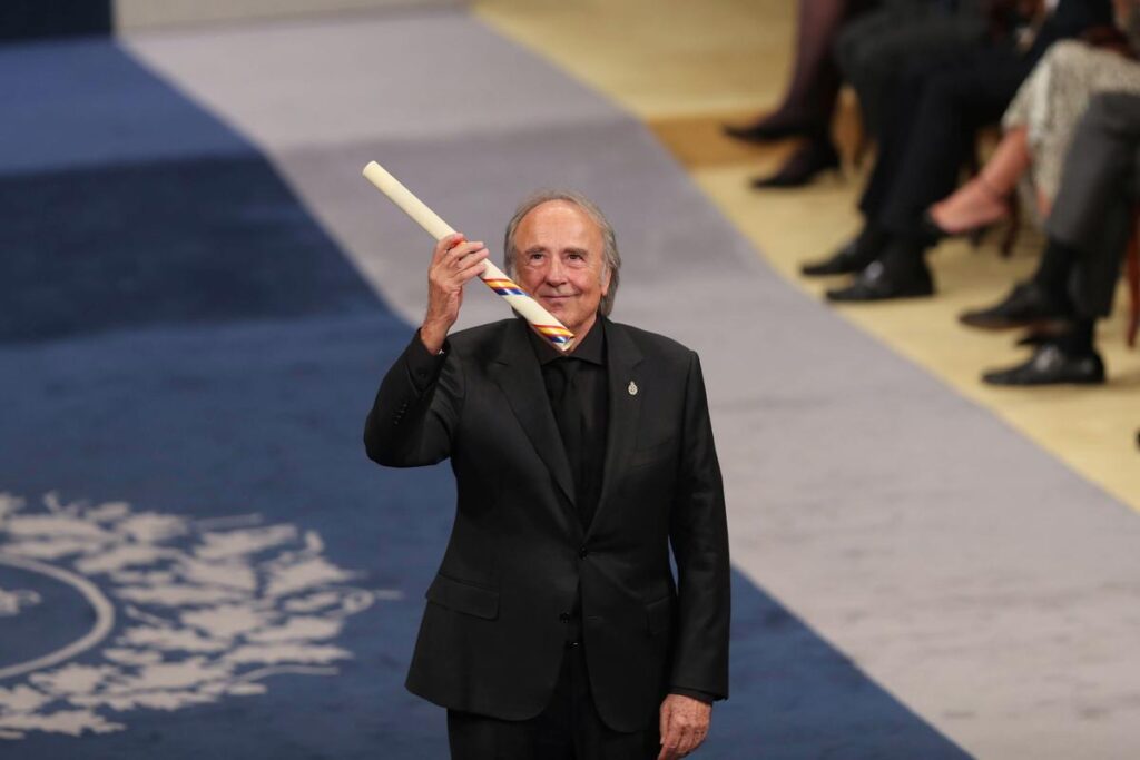 Joan Manuel Serrat emociona al Teatro Campoamor durante su interpretación de Aquellas pequellas cosas en el Teatro Campoamor
