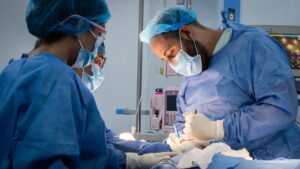 Joven con tumor raro recibe innovadora cirugía de columna a través de la boca
