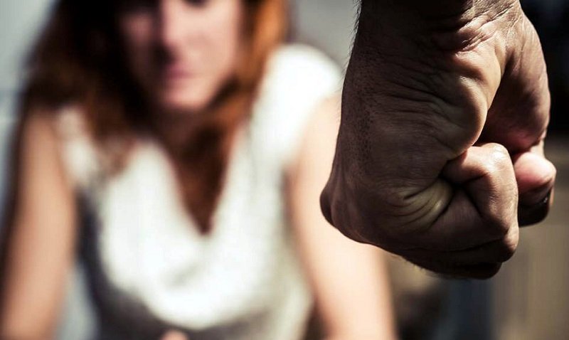 Jóvenes machistas son agresivos con sus parejas