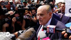 Juez ordena a Giuliani entregar bienes a mujeres que difamó – DW – 23/10/2024