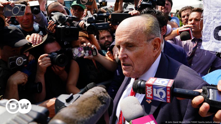 Juez ordena a Giuliani entregar bienes a mujeres que difamó – DW – 23/10/2024