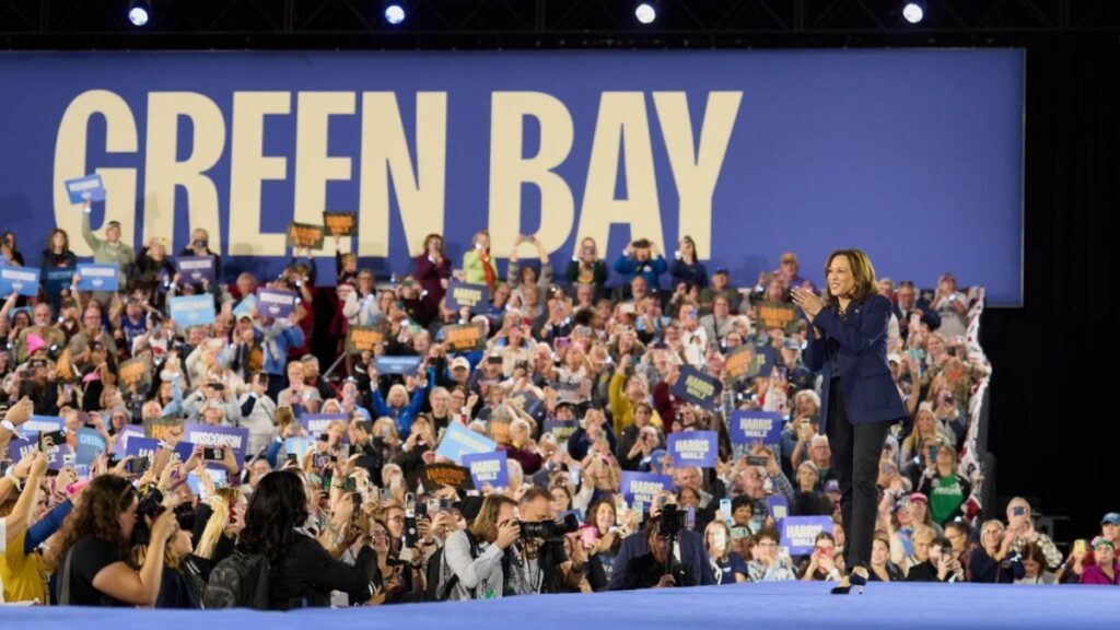 Kamala Harris instó a los jóvenes a participar en la transformación política del país