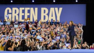 Kamala Harris instó a los jóvenes a participar en la transformación política del país