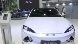 La Comisión Europea seguirá aplicando los aranceles a la importación de vehículos eléctricos desde China